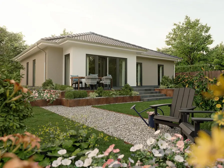 Individuell gestalteter Bungalow 110 mit zweifarbigem Fassadenputz, großzügigen Fensterfronten und praktischem Winkel