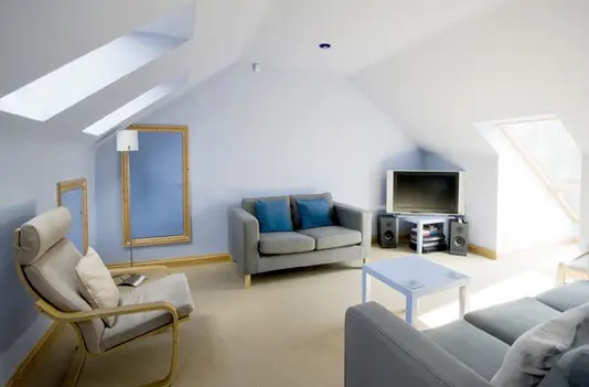 Jugendzimmer mit Couch und Sessel